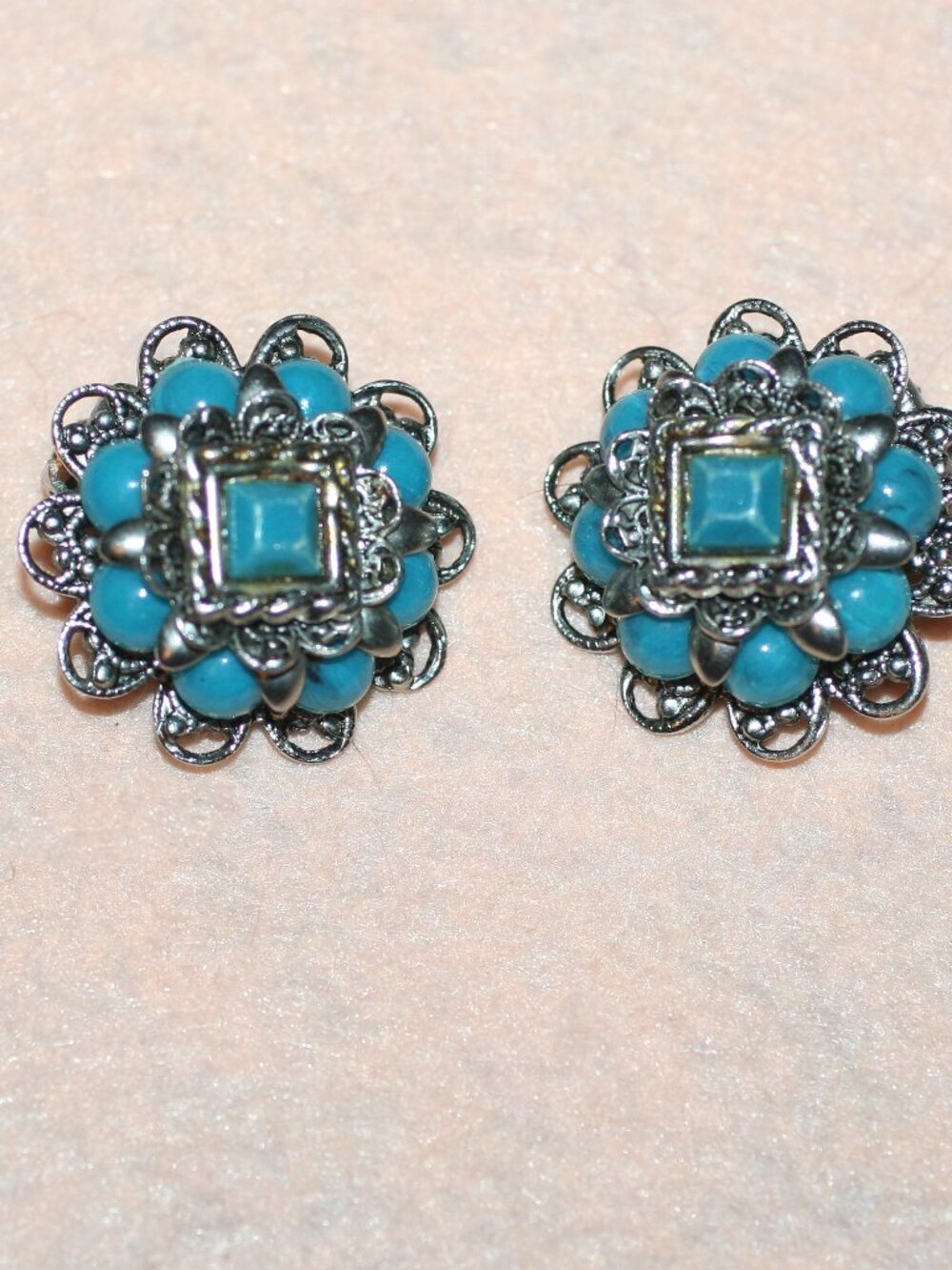 Vtg SilverTone Filgree w Blue Faux Turquoise Stones Round ClipOn Earrings Costum